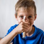 Menino de 7 anos cria novo design da escova de dentes Tinkle Co