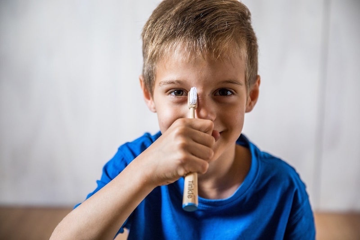 Menino de 7 anos cria novo design da escova de dentes Tinkle Co