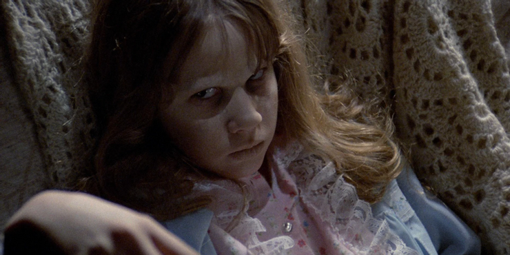 O Exorcista 1973 Linda Blair como Regan MacNeil na cama Rua do Medo 1978: Cada Easter Egg & Referência na Parte 2